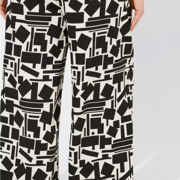 Torrid Black and White Abstract Wide Leg Pants - Picture 2 of 12